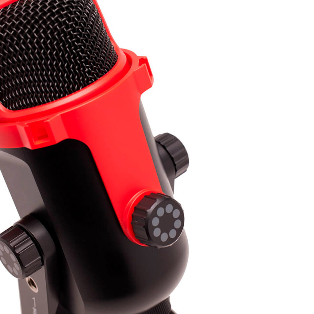 Joby-Microphone-Wavo-POD-3 Lähikuva Joby Wavo POD -mikrofonista mustana ja punaisena, jossa on säätönupit, verkkosäleikkö ja moderni muotoilu valkoista taustaa vasten.