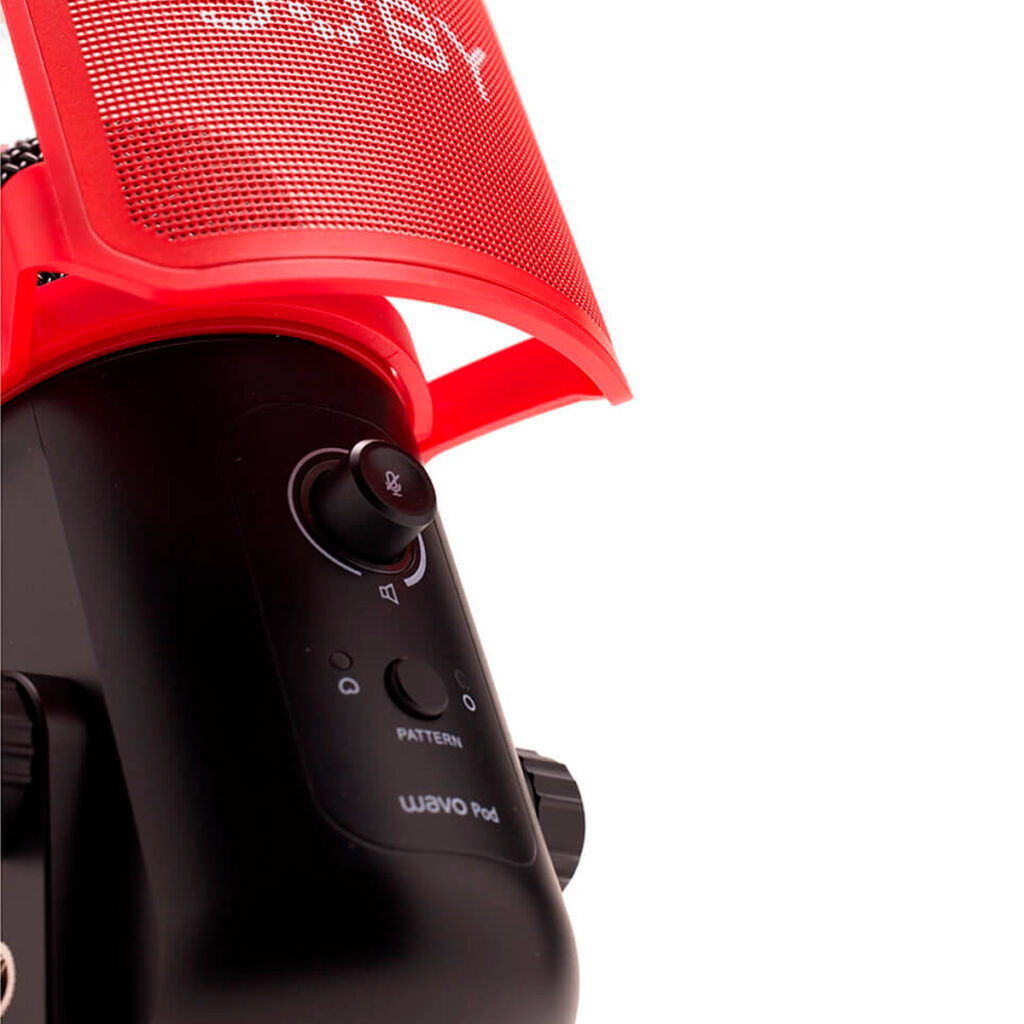 Joby-Microphone-Wavo-POD-5 Lähikuva Joby Wavo POD -mikrofonista, joka on musta mikrofoni, jossa on ohjauspainikkeet ja säätimet, punainen pop-suodatin edessä ja tuotenimi näkyvissä rungossa.