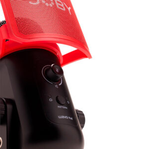 Joby-Microphone-Wavo-POD-5 Lähikuva Joby Wavo POD -mikrofonista, joka on musta mikrofoni, jossa on ohjauspainikkeet ja säätimet, punainen pop-suodatin edessä ja tuotenimi näkyvissä rungossa.