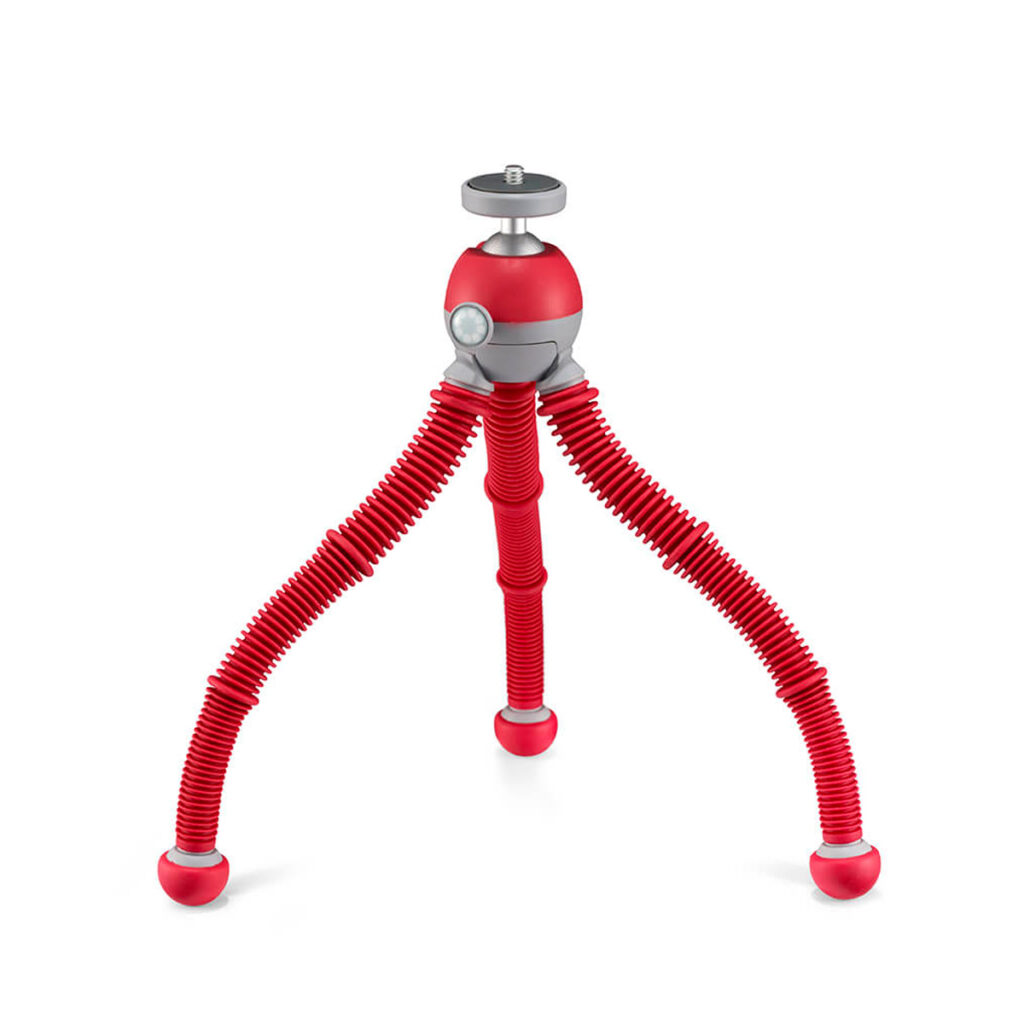 Joby-PodZilla-Flexible-Tripod-Kit-M-Punainen-2 Joby PodZilla Flexible Tripod Kit M Punainen on kompakti punainen kolmella taivutettavalla jalalla ja pyöreillä kumijaloilla varustettu kolmijalkainen jalusta, joka on ihanteellinen kameroille tai laitteille valkoisella pohjalla.