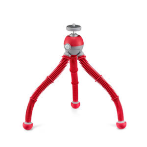 Joby-PodZilla-Flexible-Tripod-Kit-M-Punainen-2 Joby PodZilla Flexible Tripod Kit M Punainen on kompakti punainen kolmella taivutettavalla jalalla ja pyöreillä kumijaloilla varustettu kolmijalkainen jalusta, joka on ihanteellinen kameroille tai laitteille valkoisella pohjalla.