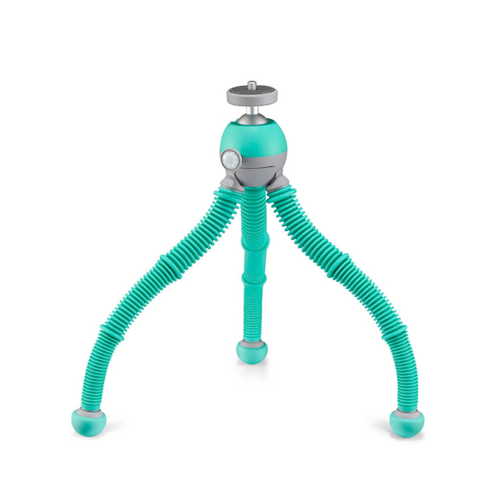 Joby-PodZilla-Flexible-Tripod-Kit-M-sinivihreä-2 Joby PodZilla Flexible Tripod Kit M Sinivihreä on pieni turkoosi kolmijalkainen jalusta, jossa on kolme taipuisaa, kylkipintaista jalkaa, kumiset kuulajalat ja hopeinen kiinnike kameran tai laitteen kiinnittämistä varten.