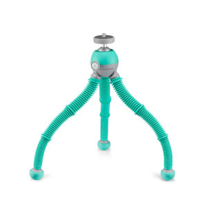 Joby-PodZilla-Flexible-Tripod-Kit-M-sinivihreä-2 Joby PodZilla Flexible Tripod Kit M Sinivihreä on pieni turkoosi kolmijalkainen jalusta, jossa on kolme taipuisaa, kylkipintaista jalkaa, kumiset kuulajalat ja hopeinen kiinnike kameran tai laitteen kiinnittämistä varten.