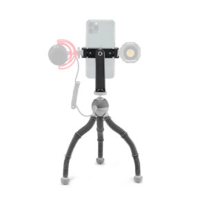Joby-PodZilla-Flexible-Tripod-Kit-Medium Joby PodZilla Flexible Tripod Kit M Harmaa pitää sisällään älypuhelimen, ja siinä on kiinnikkeet valinnaiselle mikrofonille ja pienelle LED-valolle, jotka on esitetty harmaalla merkiksi siitä, että ne eivät sisälly toimitukseen.