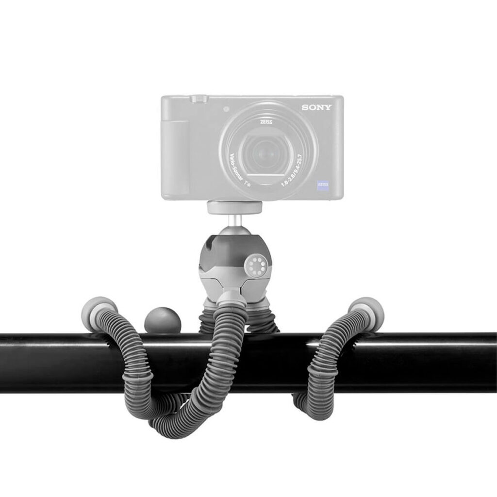 Joby PodZilla Flexible Tripod Kit M Harmaa sisältää segmentoidut jalat, jotka on kiedottu metallitangon ympärille ja jotka pitävät kompaktin Sony-digitaalikameran turvallisesti. Sen säädettävä rakenne mahdollistaa monipuoliset kiinnitysasennot.