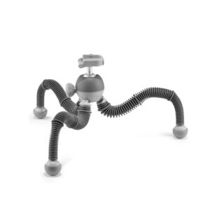 Joby PodZilla Flexible Tripod Large -jalustassa on kolme taivutettavaa, uurrettua jalkaa, joissa on kumitetut jalat ja yläkiinnityslevy, jonka avulla kamerat tai laitteet voidaan pitää turvallisesti eri asennoissa. Rungossa näkyy "JOBY"-logo.