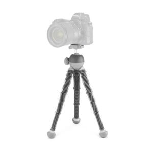 Joby PodZilla Flexible Tripod Large -jalustassa on segmentoidut jalat ja pyöristetyt jalat, jotka tukevat DSLR-kameraa turvallisesti. Kamera näyttää puoliksi läpinäkyvältä, jotta jalusta pysyy pääpainona.