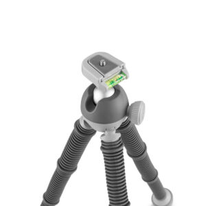 Lähikuva Joby PodZilla Flexible Tripod Large -musta ja harmaa, jossa on kuplataso kameran kiinnikkeessä, eristettynä valkoiselle taustalle.