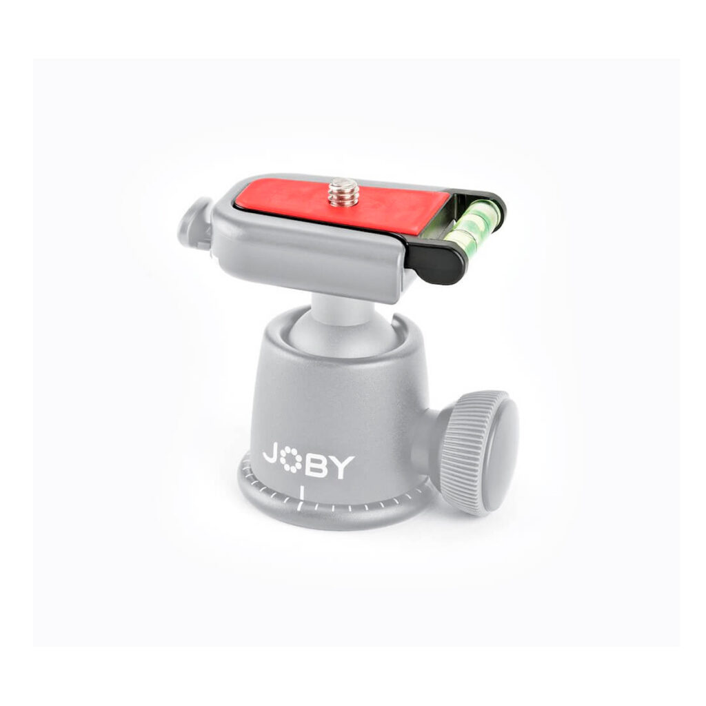 Joby-QR-Plate-Kit-3K-4 Harmaa Joby QR Plate Kit 3K -pikalevy-kameran jalustapää, jossa on punainen pikakiinnityslevy ja sisäänrakennettu kuplavaa'an taso, eristettynä valkoisella taustalla.