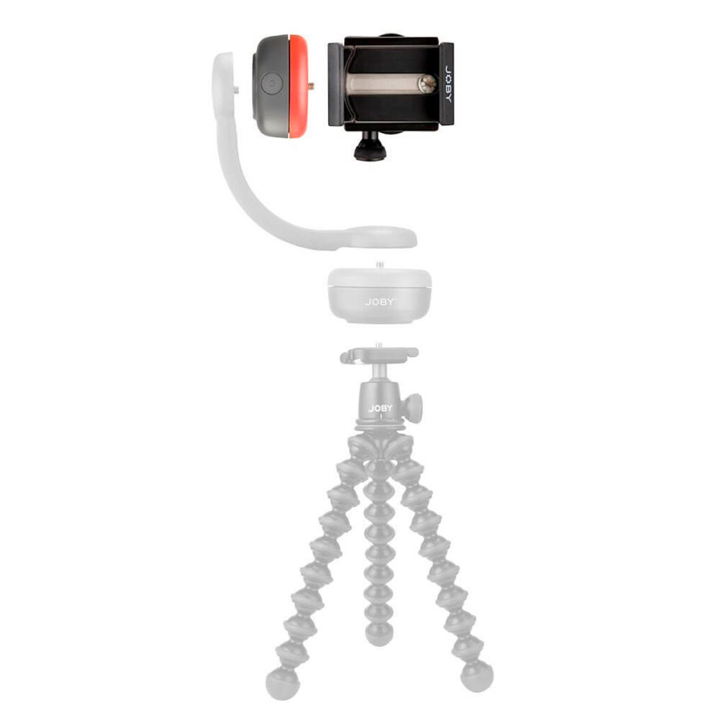 Joby-Spin-Phone-Mount-Kit-4 Joby Spin Phone Mount Kit on esillä täysissä väreissä punaisella korostetun säädettävän varren kanssa, kun taas joustavan jalustan ja kuulapään alaosat näkyvät harmaina.