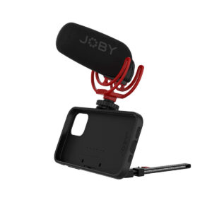 Joby-StandPoint-iPhone-12-6 Joby StandPoint iPhone 12 & 12 Pro - kotelo pitää iPhonen JOBY-mikrofonilla punaisella iskukiinnikkeellä, joka sopii täydellisesti mobiiliin video- tai äänitallennukseen, ja se on asetettu lyhyelle jalustalle.