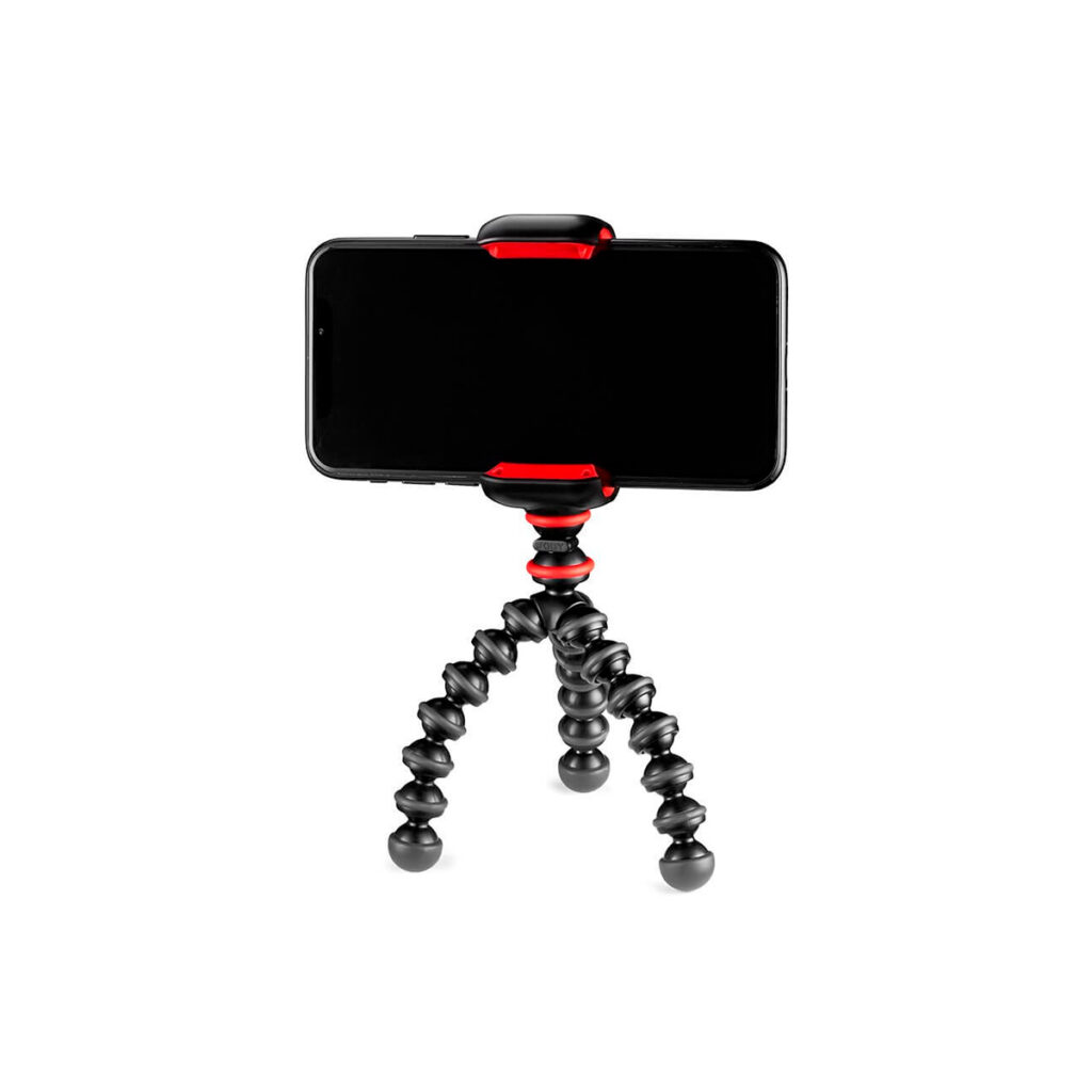 Joby Starter Kit GorillaPod Älypuhelin asennettuna vaakasuoraan JOBY GorillaPod Starter Kitiin, pieneen taipuisaan jalustaan, jossa on mustia ja punaisia korostuksia, eristettynä valkoiselle taustalle.