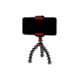 Joby Starter Kit GorillaPod Älypuhelin asennettuna vaakasuoraan JOBY GorillaPod Starter Kitiin, pieneen taipuisaan jalustaan, jossa on mustia ja punaisia korostuksia, eristettynä valkoiselle taustalle.