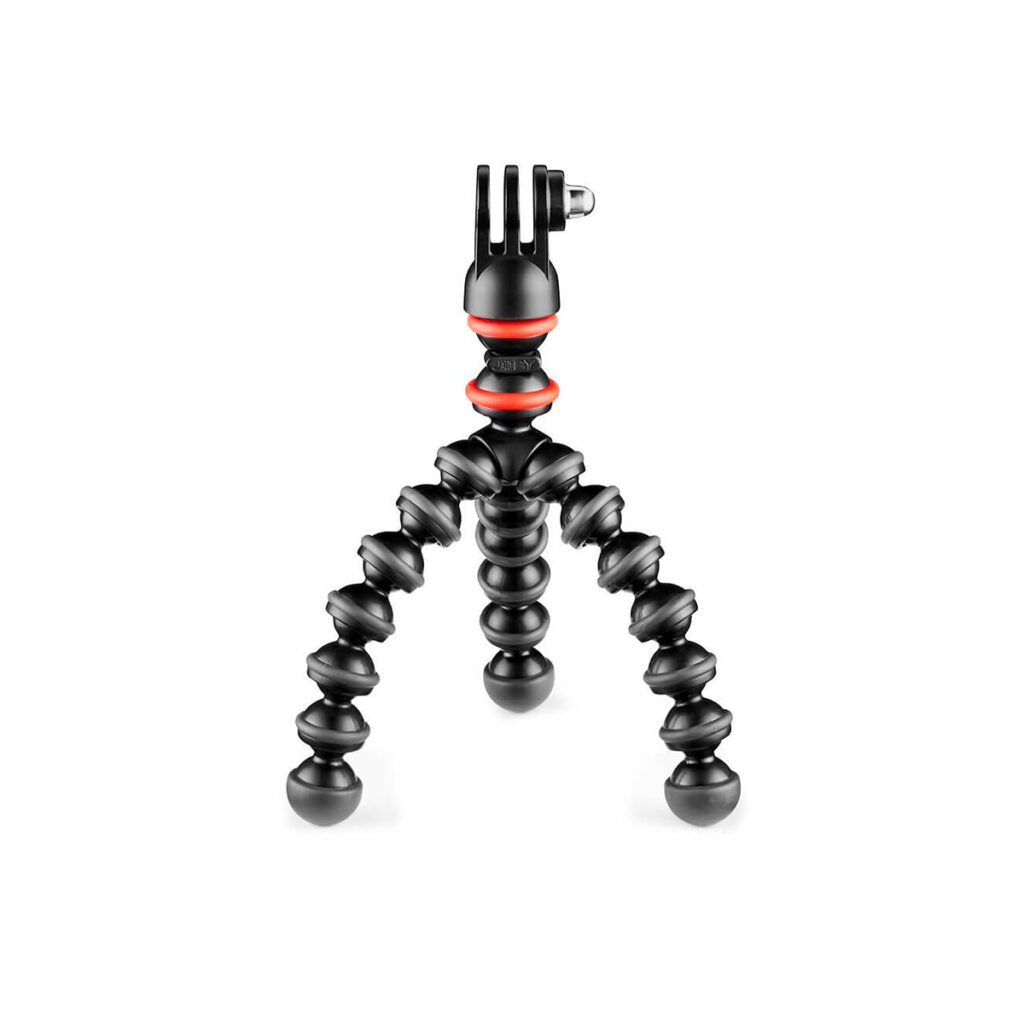 Joby Starter Kit GorillaPod4 JOBY GorillaPod Starter Kit on joustava musta jalusta, jossa on kolme segmentoitua, taivutettavaa jalkaa ja GoPro-tyylinen kiinnike, kuvassa valkoisella pohjalla.