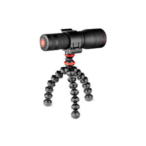 Joby Starter Kit GorillaPod6 JOBY GorillaPod Starter Kitissä on musta lieriömäinen mikrofoni, jossa on punainen korostus ja joka on kiinnitetty joustavaan jalustaan, joka on eristetty valkoiselle taustalle.