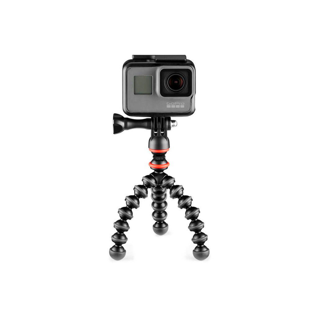 Joby Starter Kit GorillaPod7 JOBY GorillaPod Starter Kitiin asennettu musta toimintakamera, jossa on pieni, joustava kolmijalka taipuisilla jaloilla ja kumijaloilla, seisoo pystyssä valkoista taustaa vasten.