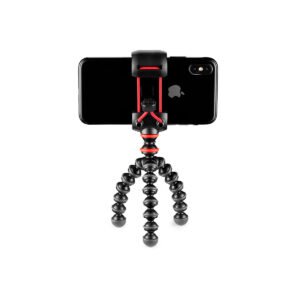 Joby Starter Kit GorillaPod8 JOBY GorillaPod Starter Kit, musta ja punainen, pitää älypuhelinta vaakasuorassa niin, että Applen logo ja kamera ovat näkyvissä. Jalusta seisoo valkoisella taustalla.