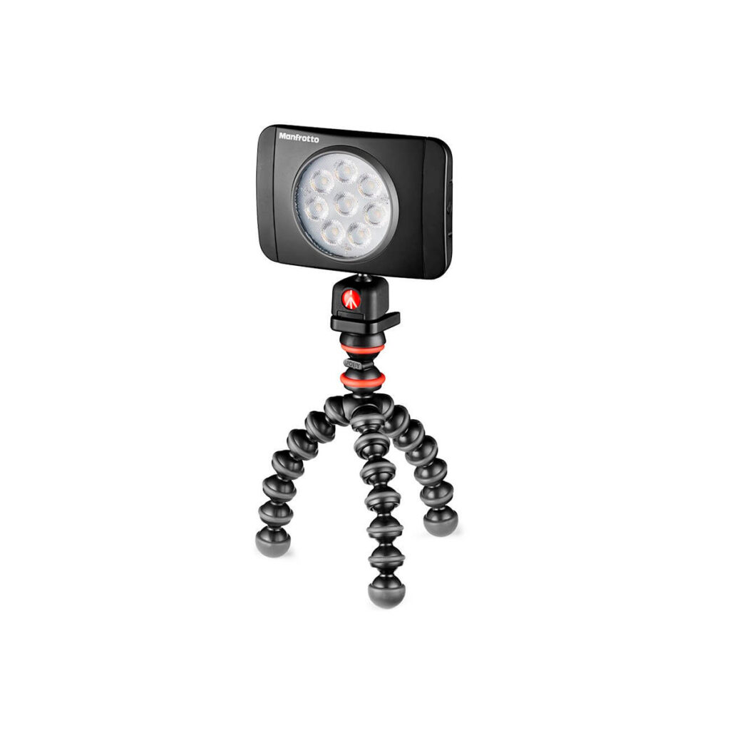Joby Starter Kit GorillaPod9 JOBY GorillaPod Starter Kit -valaisimessa on kompakti LED-valopaneeli mustalla ja punaisella taipuisalla jalustalla, jossa on taivutettavat jalat, eristettynä valkoista taustaa vasten.