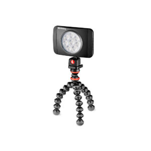 Joby Starter Kit GorillaPod9 JOBY GorillaPod Starter Kit -valaisimessa on kompakti LED-valopaneeli mustalla ja punaisella taipuisalla jalustalla, jossa on taivutettavat jalat, eristettynä valkoista taustaa vasten.