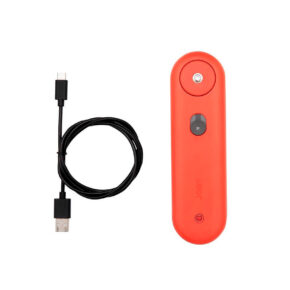 Joby-Swing Joby Swing - Slider, punainen kädessä pidettävä laite, jossa on painike ja virransyöttösymboli, näkyy mustan, valkoisella pohjalla olevan USB-A:n ja USB-C:n välisen latauskaapelin vieressä.