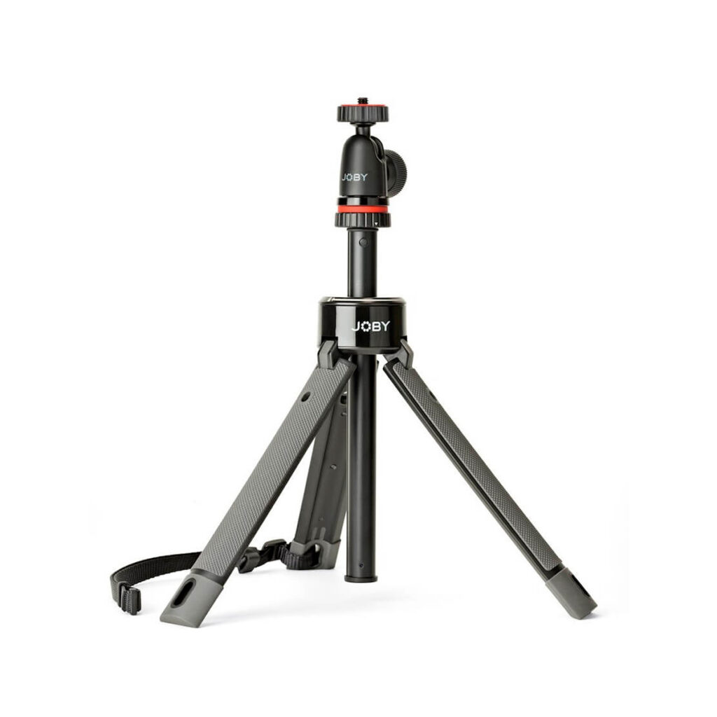 Joby-TelePod-Pro-Kit Joby TelePod Pro Kit, jossa on kolme pidennettyä jalkaa, musta ja punainen säädettävä kuulapää sekä rannehihna, on kuvassa valkoisella taustalla.