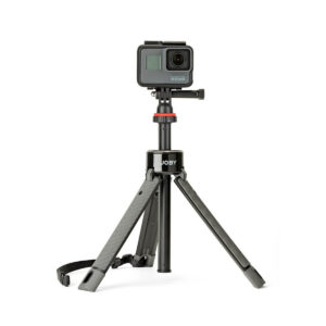Joby-TelePod-Pro-Kit-2 Pieni musta toimintakamera on asennettu Joby TelePod Pro Kitiin, joka on kompakti kolmijalka, jossa on ulosvedettävät jalat ja kantohihna, valkoista taustaa vasten.