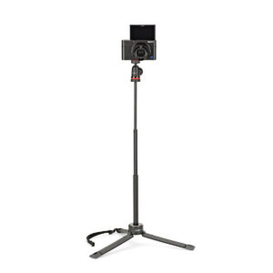 Joby-TelePod-Pro-Kit-5 Joby TelePod Pro Kit, digitaalikameran kolmella leveällä, vakaalla jalalla, säädettävällä korkeudella ja rannehihnalla varustettu kolmijalka, eristettynä valkoisella taustalla.