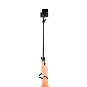 Joby-TelePod-Pro-Kit-6 Käsi, joka pitää Joby TelePod Pro Kit -laitteistoa ja siihen asennettua digitaalikameraa valkoista taustaa vasten.