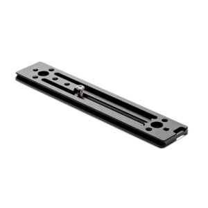 Joby-Ultraplate-208-2 Joby Ultraplate 208 -pikalevy on musta metallinen kameran kiinnityslevy, jossa on useita reikiä ja keskeinen liukuruuvi, ihanteellinen kameroiden tai varusteiden kiinnittämiseen jalustoihin tai tukijärjestelmiin.