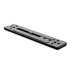 Joby-Ultraplate-208 Joby Ultraplate 208 -pikalevy on musta, suorakaiteen muotoinen metallinen kiinnityslevy, jossa on keskeinen aukko, useita ruuvinreikiä ja kuvioitu pinta kameroiden kiinnittämiseen ja säätämiseen tukevasti jalustoille tai vakainjärjestelmiin.