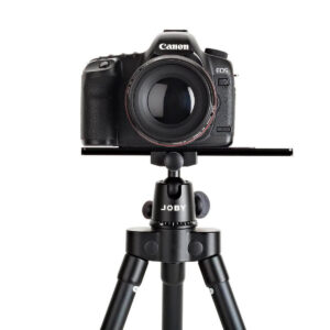 Joby-Ultraplate-208-3 Canon EOS DSLR -kamera, jossa on suuri objektiivi, on kiinnitetty Joby Ultraplate 208 -pikalevyyn valkoista taustaa vasten.