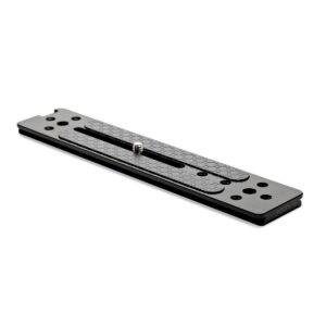 Joby Ultraplate 208 -pikalevy on musta, suorakaiteen muotoinen metallinen kiinnityslevy, jossa on keskeinen aukko, useita ruuvinreikiä ja kuvioitu pinta kameroiden kiinnittämiseen ja säätämiseen tukevasti jalustoille tai vakainjärjestelmiin.
