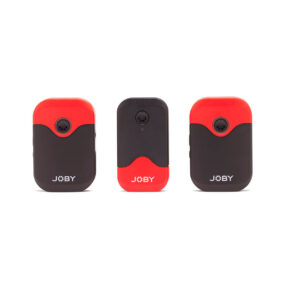 Joby-Wavo-Air-mikrofoni Kolme kompaktia Joby Wavo Air -mikrofonit, mustat ja punaiset korostukset, seisovat pystyssä rivissä valkoisella pohjalla.