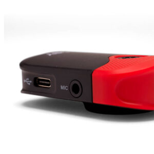 Joby-Wavo-Air-mikrofoni-43 Mustan ja punaisen Joby Wavo Air -mikrofonin lähikuvassa näkyy sen USB-C-portti ja mikrofoniliitäntä sivulla.