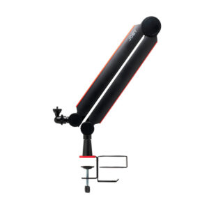 Joby-Wavo-Boom-Arm-2 Joby Wavo Boom Arm on mustan ja punaisen värinen säädettävä mikrofonivarsijalusta, jossa on pöytäkiinnike, kuvassa sivukuva valkoista taustaa vasten.