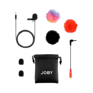 Joby-Wavo-Lav-Mikrofoni-2 Joby Wavo Lav Mikrofoni -sarja sisältää vaahtomuovisuojat, kolme värikästä tuulilasia, 3,5 mm:n sovittimen ja mustan JOBY-kantolaukun, kaikki siististi esillä valkoisella pohjalla.