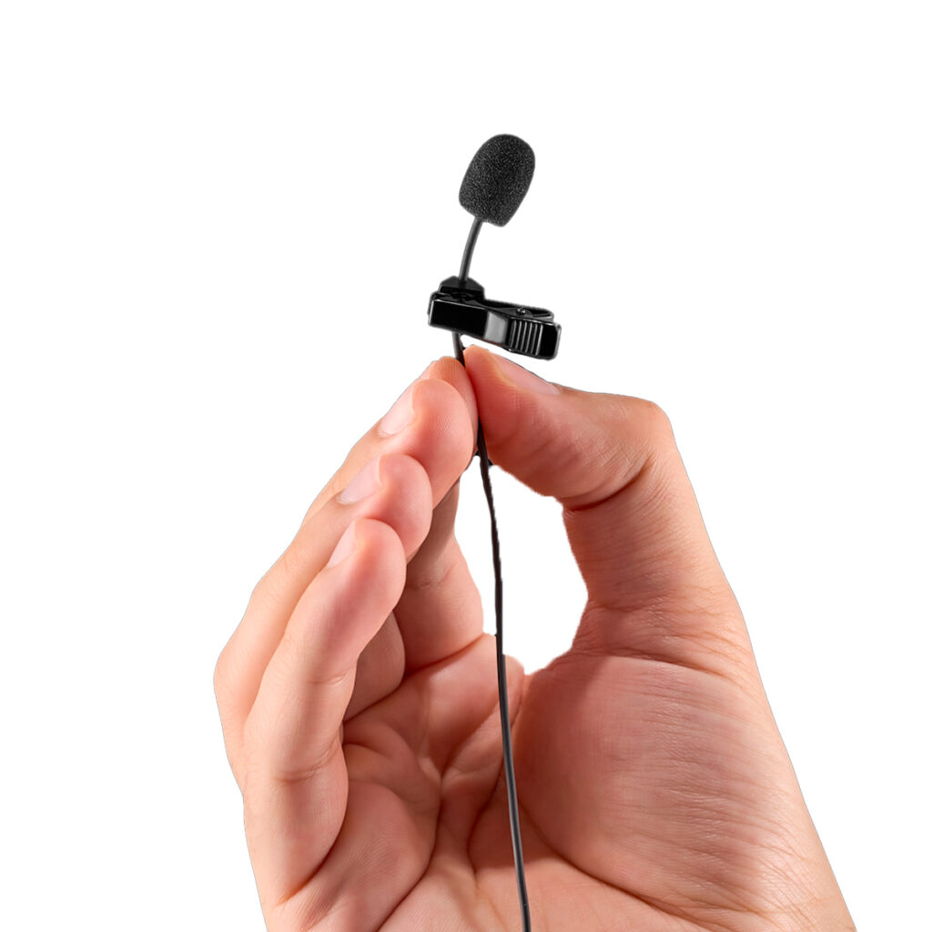 Joby-Wavo-Lav-PRO-3 Käsi, joka pitää Joby Wavo Lav PRO Mikrofonia, pientä mustaa kiinnitettävää sylimikrofonia, jossa on vaahtomuovinen tuulisuoja, eristettynä valkoiselle taustalle.