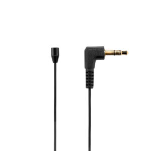 Joby-Wavo-Lav-PRO Joby Wavo Lav PRO Mikrofoni on musta lavalier-mikrofoni, jossa on ohut kaapeli ja suorakulmainen 3,5 mm:n audioliitäntä, kuvassa valkoista taustaa vasten.