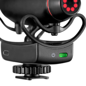 Joby-Wavo-Pro-DS-3 Lähikuva Joby Wavo Pro DS - Mikrofoni mustana, jossa on iskukiinnike, vihreä virran merkkivalo, USB-C-portti sivulla ja kiinnitysruuvi pohjassa jalustaa tai kameran kiinnitystä varten.