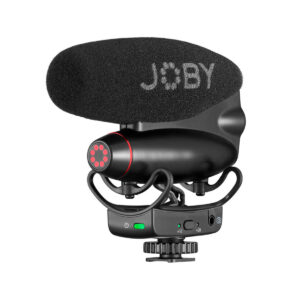 Joby-Wavo-Pro-DS Musta Joby Wavo Pro DS - Mikrofoni, jossa on vaahtomuovinen tuulisuoja, näkyvät ohjauspainikkeet, merkkivalot ja kiinnitysteline, näkyy eristettynä valkoisella pohjalla.