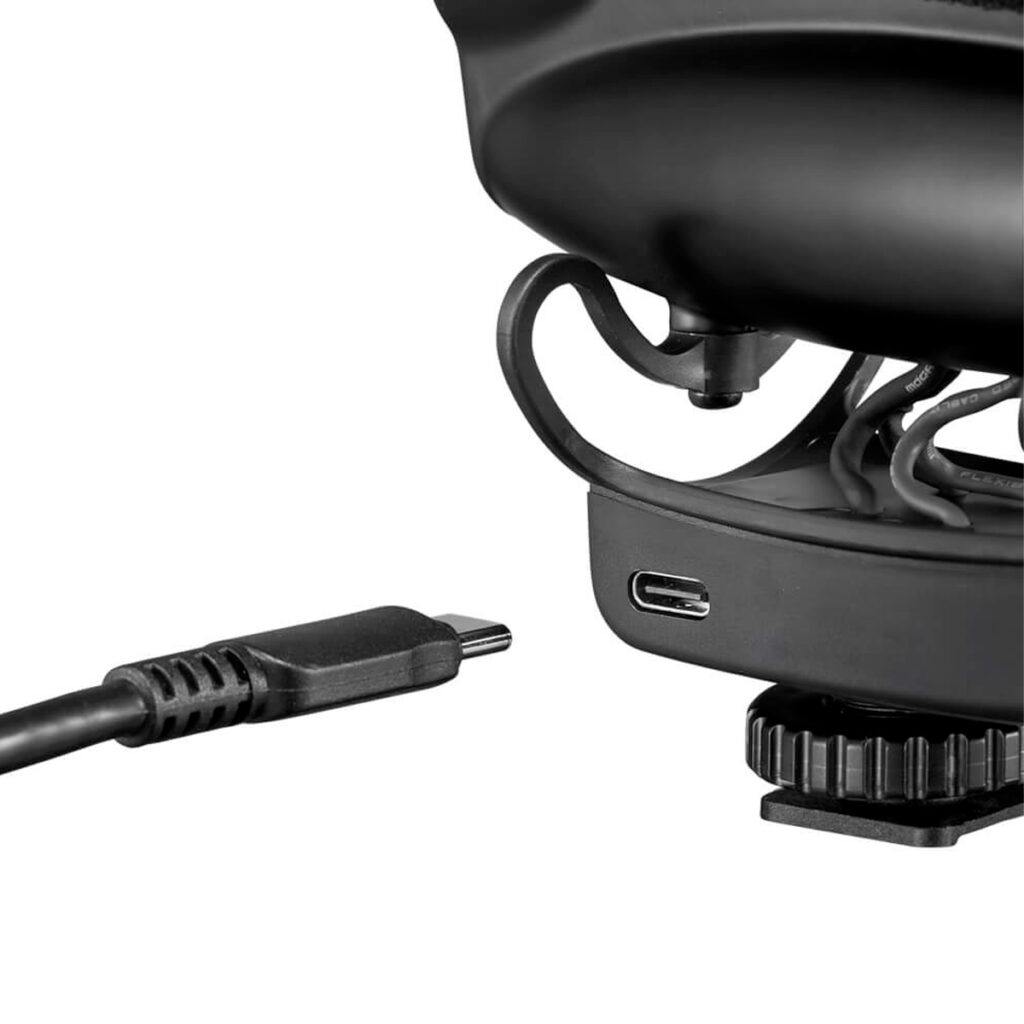 Joby-Wavo-Pro-DS-4 Lähikuva USB-C-kaapelista USB-C-portin vieressä mustassa Joby Wavo Pro DS - Mikrofoni -mallissa, jossa on kaarevia yksityiskohtia.
