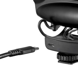 Joby-Wavo-Pro-DS-4 Lähikuva USB-C-kaapelista USB-C-portin vieressä mustassa Joby Wavo Pro DS - Mikrofoni -mallissa, jossa on kaarevia yksityiskohtia.