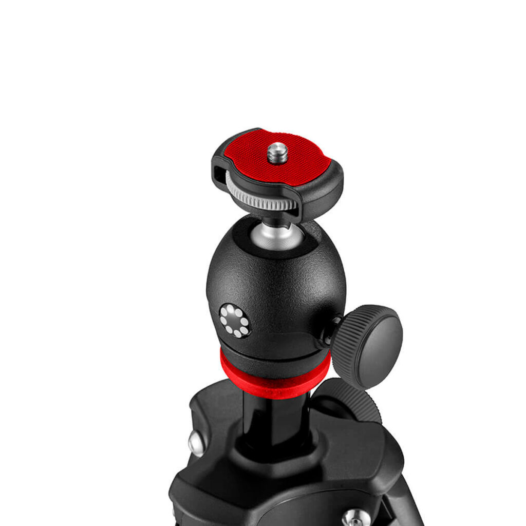 Joby-compact-light-kit-3 Lähikuva Joby Compact Light Kitin mustasta jalustanpäästä, jossa on punainen korostus, pyöreä kiinnityslevy ja säätönupit, eristettynä valkoiselle taustalle.