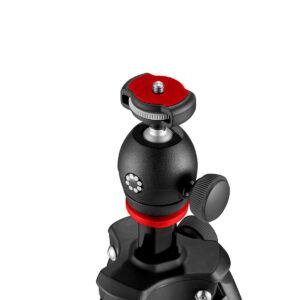 Joby-compact-light-kit-3 Lähikuva Joby Compact Light Kitin mustasta jalustanpäästä, jossa on punainen korostus, pyöreä kiinnityslevy ja säätönupit, eristettynä valkoiselle taustalle.