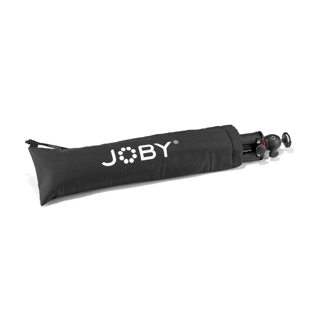 Joby-compact-light-kit-4 Osittain avattu musta vetoketjullinen kantolaukku paljastaa Joby Compact Light Kit -jalustan sisältä.