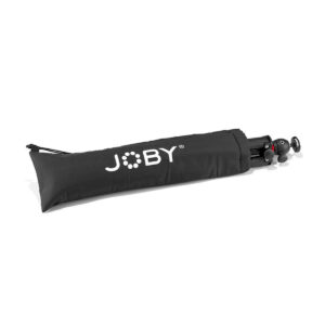 Joby-compact-light-kit-4 Osittain avattu musta vetoketjullinen kantolaukku paljastaa Joby Compact Light Kit -jalustan sisältä.
