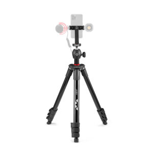 Joby-compact-light-kit-5 Joby Compact Light Kit on musta jalusta, jossa on säädettävät jalat ja johon mahtuu älypuhelin, pieni mikrofoni ja LED-valo - ihanteellinen mobiilikuvaukseen tai videokuvaukseen.