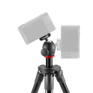 Joby-compact-light-kit-6 Joby Compact Light Kit sisältää mustan jalustan, jossa on kääntyvä pallopää ja joka tukee kameraa kulmassa. Kaksi läpinäkyvää kameran ääriviivaa havainnollistavat mahdollisia asentoja kamera-asennolle.