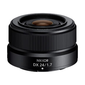 Nikon_Nikkor_Z_DX_24mm_f_1_7_001 Musta Nikon Nikkor Z DX 24mm f/1.7 -objektiivi näkyy valkoisella pohjalla korostaen sen kompaktia muotoilua ja yksityiskohtaista kuvioitua tarkennusrengasta.