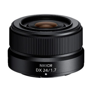 Nikon_Nikkor_Z_DX_24mm_f_1_7_001 Musta Nikon Nikkor Z DX 24mm f/1.7 -objektiivi näkyy valkoisella pohjalla korostaen sen kompaktia muotoilua ja yksityiskohtaista kuvioitua tarkennusrengasta.